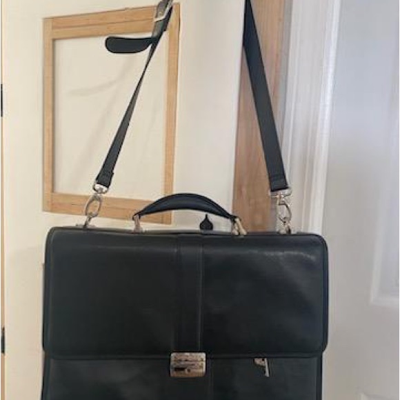 Samsonite leather flap over briefcase with shoulder strap and key - Picture 4 of 12